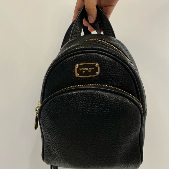 🚨SOLD 🚨👜MICHEAL KORS ✨semi new✨ MINI BACKPACK - Picture 12 of 13
